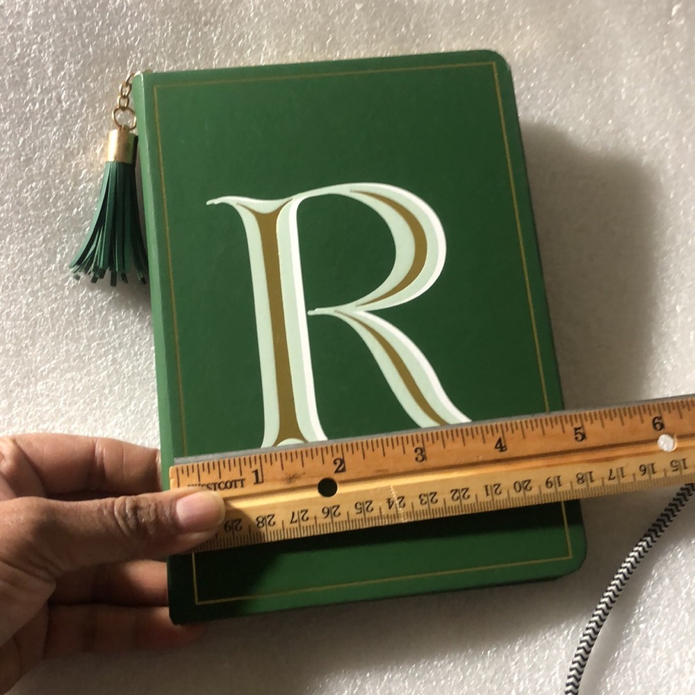 Alphabet “R” note book with golden details - Picture 15 of 17